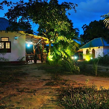 Sea Sound Cabana & Restaurant Appartement Tangalle Buitenkant foto